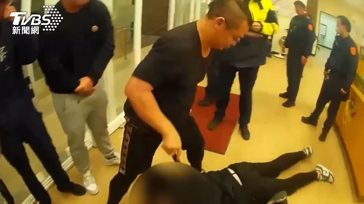 友墜樓亡!醉男衝派出所關切被擋 三字經譙警被壓制逮捕