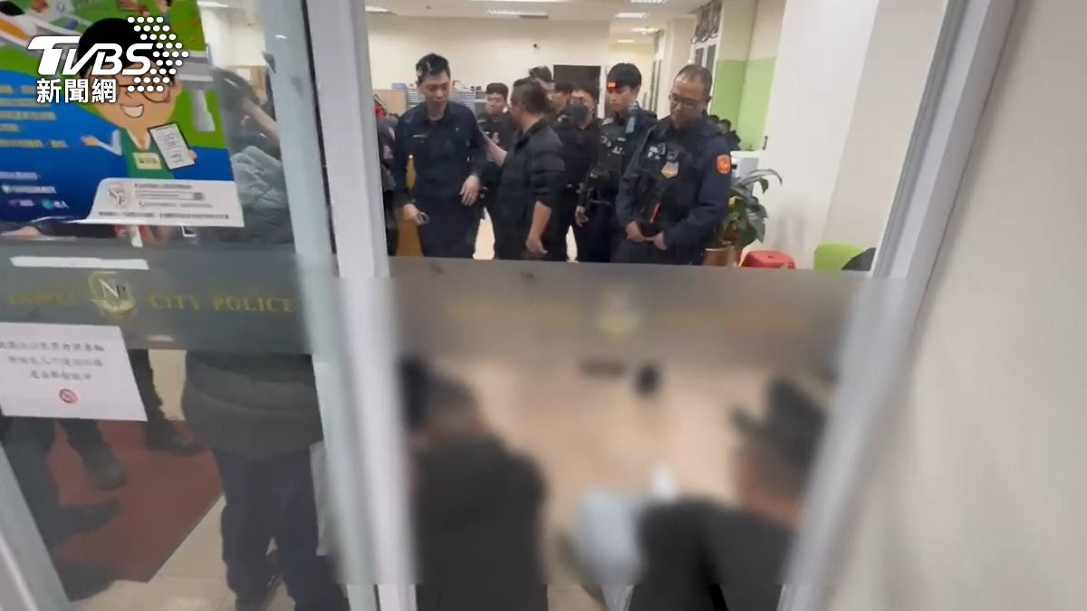 警方壓制滋事的男子。(圖/TVBS)