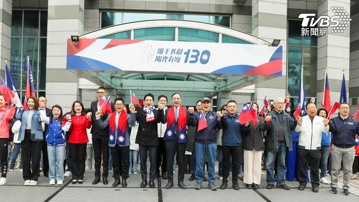 國民黨今(1)日在中央黨部前廣場舉行元旦升旗。(圖/國民黨提供)