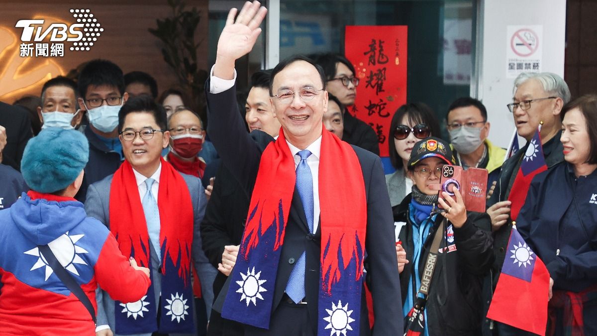 國民黨在中央黨部舉辦元旦升旗典禮，黨主席朱立倫（前中）出席。（圖／中央社）