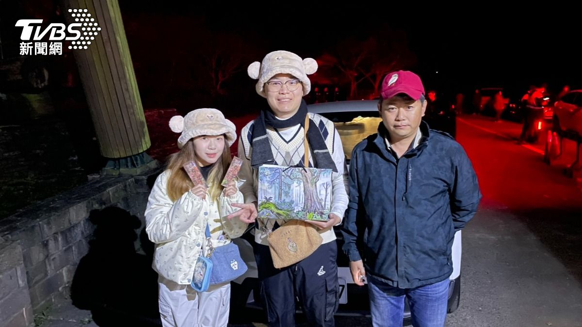 第一組遊客獲得太平山福袋。（圖／TVBS）