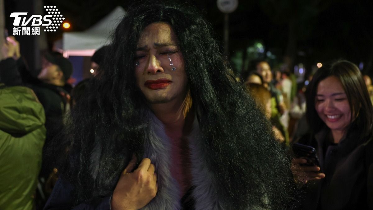 年末需要發洩!3千人擠爆大安公園「邊哭邊跨年」