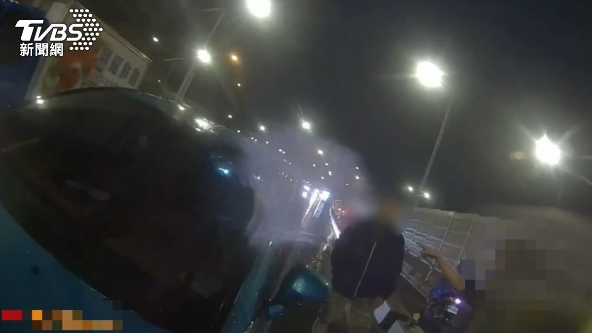 酒測值爆表！婦酒駕逆向卡匝道　被上銬嗆「不得好死」　