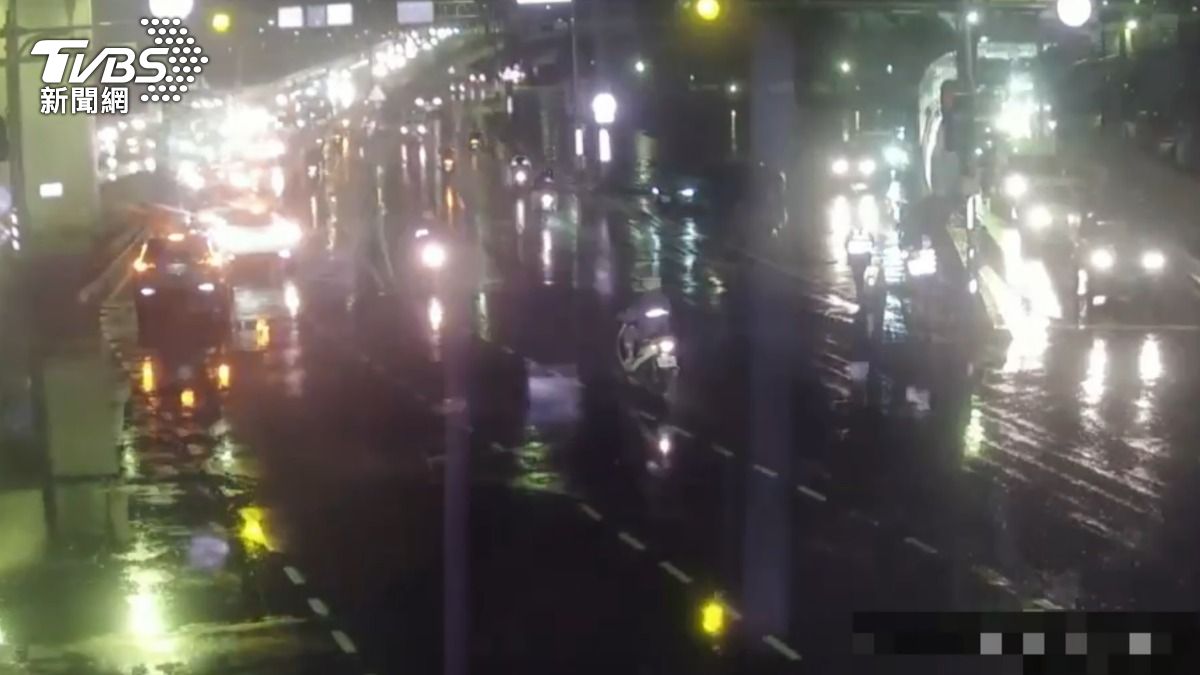 婦人酒駕逆向下匝道,造成車流回堵。(圖/TVBS)
