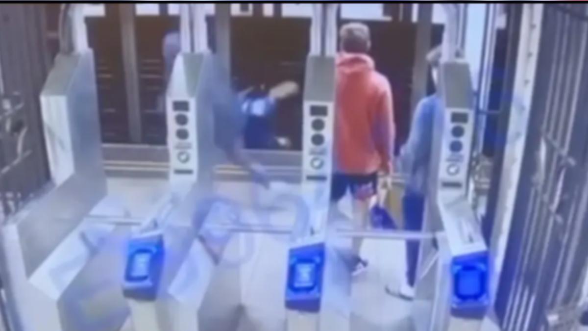 紐約地鐵又出事！男月台邊滑手機「突遭推落」　下秒遭列車撞