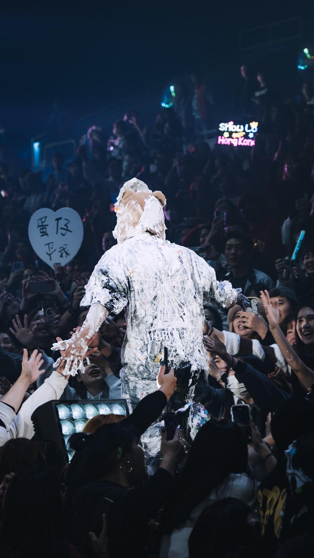 羅志祥玩起砸派。(圖/寬宏藝術 X 華納音樂提供)