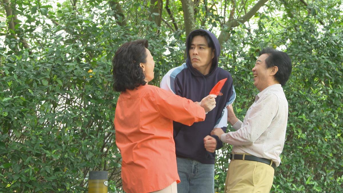 劉至翰(中)在《好運來》辦案中撿到紅包,被高群跟高欣欣要求冥婚。(圖/民視提供)