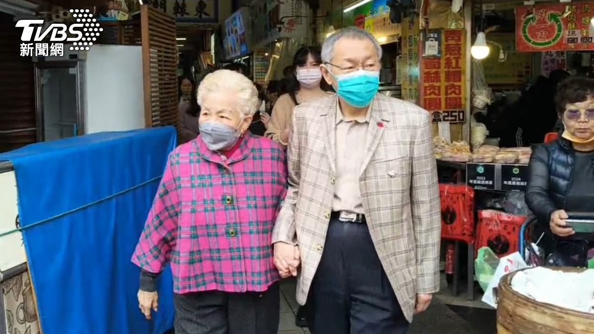 2025元旦柯文哲直奔新竹探柯爸 與柯媽牽手到城隍廟祈福