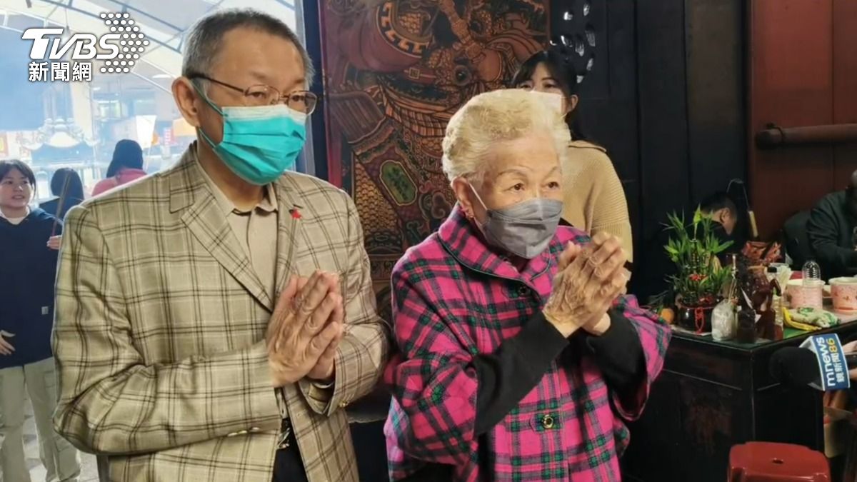 柯文哲與柯媽到城隍廟祈福。（圖／TVBS資料畫面）