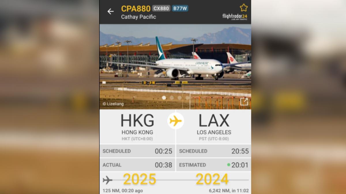 國泰航空880號航班「飛回過去」。(圖/翻攝自flightradar24)