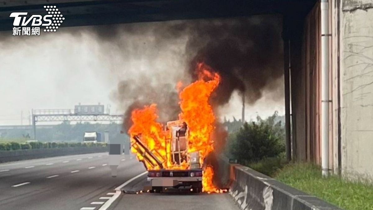 國1台南後壁路段小貨車陷火海　「整車淘寶貨」燒成焦炭