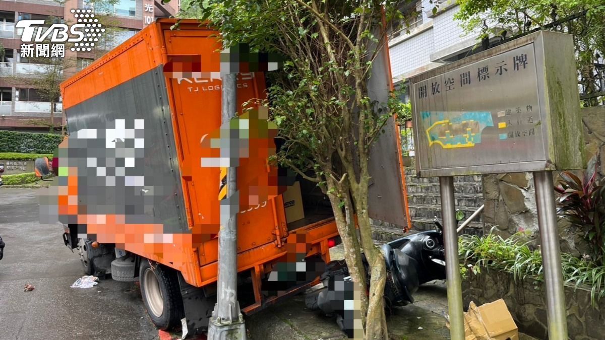 司機被滑行的貨車撞倒後受困車底,警消到場搶救。(圖/TVBS)