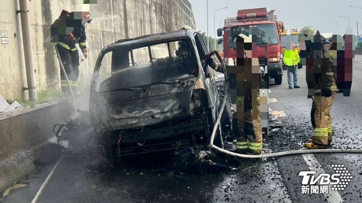 車子被大火吞噬,燒到面目全飛。(圖/TVBS)