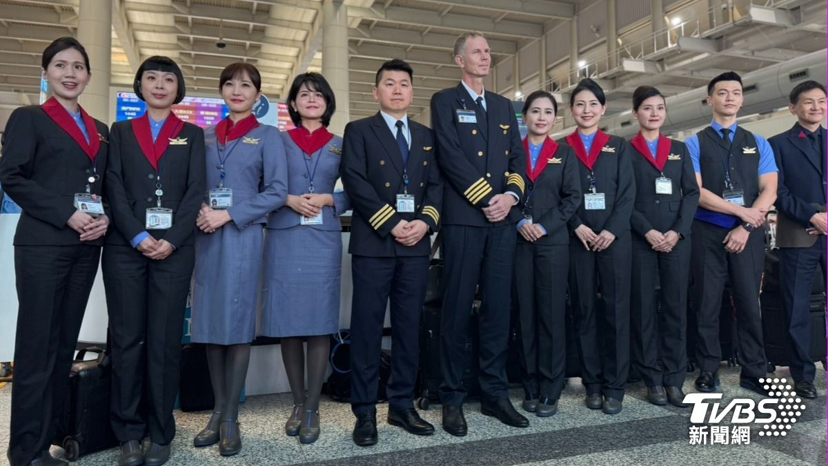 俐落又不失優雅！華航「女褲裝新制服」正式亮相　民眾反應曝