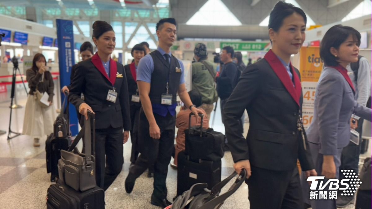 華航女性褲裝制服首度在高雄小港機場正式亮相。(圖/林雅婷攝)