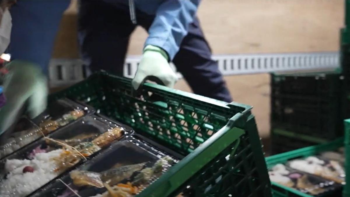 免費年夜飯主食是一份炸竹莢魚便當。(圖/翻攝自TENOHASI官網)