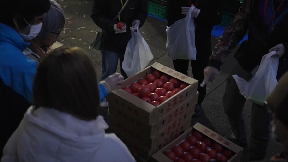 免費年夜飯除了便當,也有一些可供常溫存放的蔬果。(圖/翻攝自TENOHASI官網)