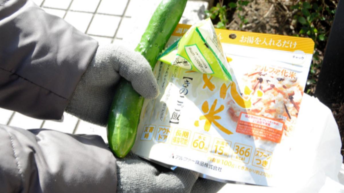 免費年夜飯除了便當,也有一些可供常溫存放的蔬果、米等乾糧。(圖/翻攝自朝日新聞デジタル)