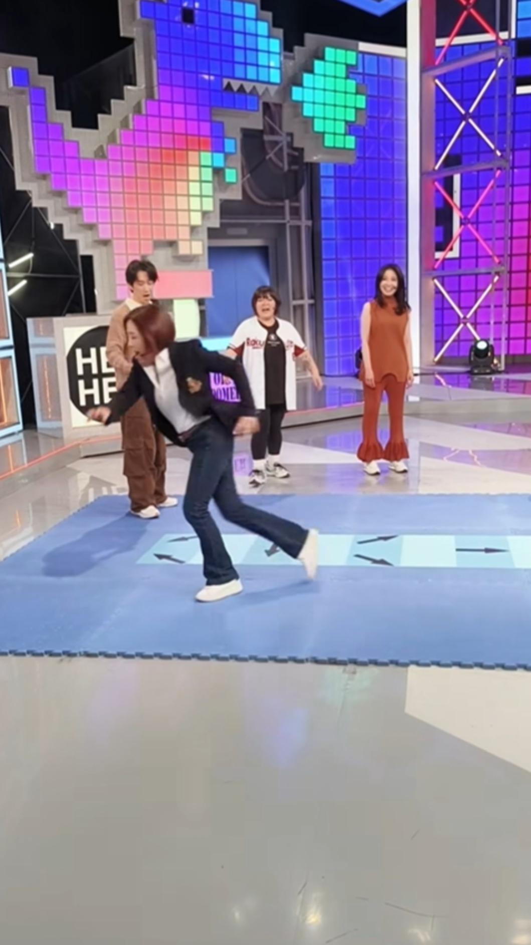 于美人因重心不穩摔倒。(圖/翻攝于美人臉書)