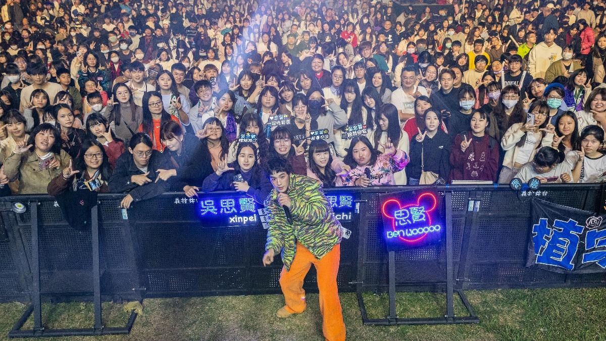 小樂吳思賢在屏東跨年晚會登台。(圖/華納音樂提供)