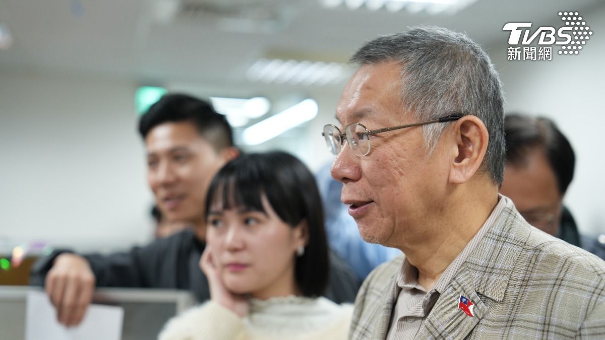 柯文哲與黨公職一一握手、擁抱致意,不少人都是淚眼婆娑地喊說「阿北加油!」。(圖/民眾黨提供)