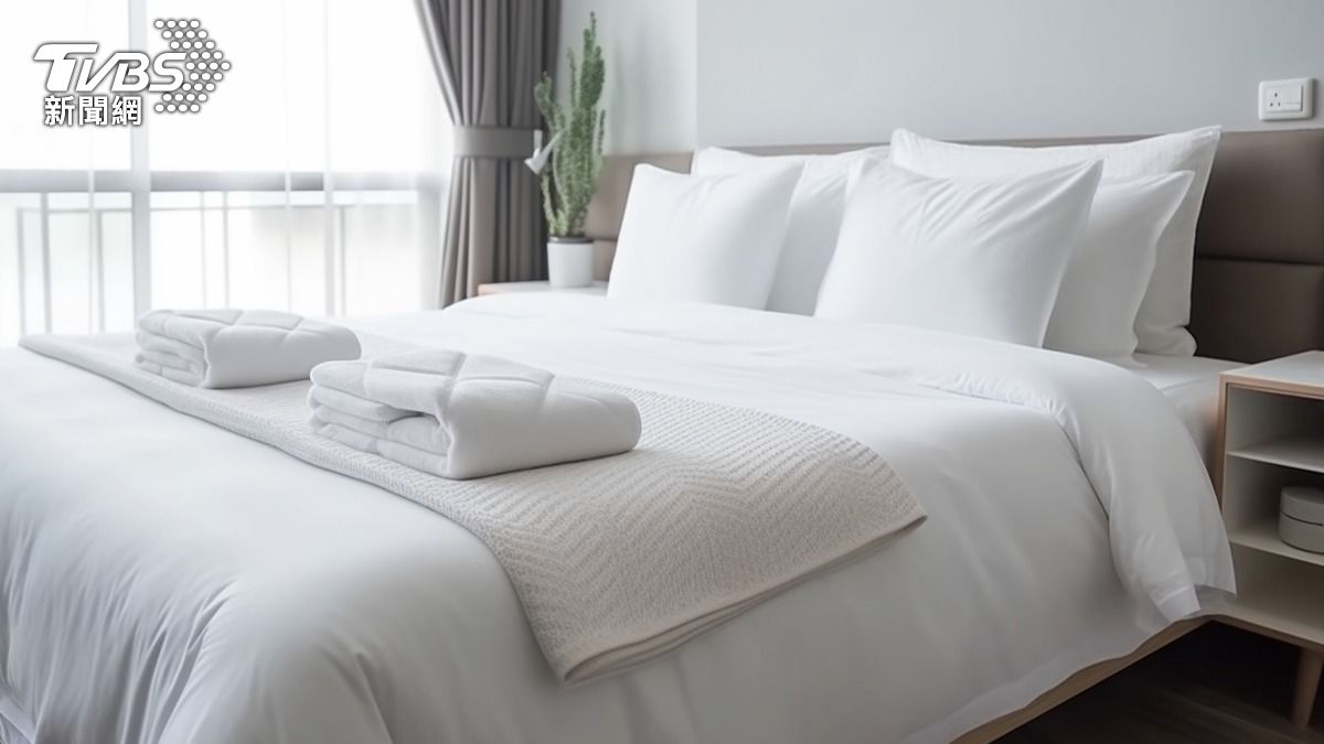 飯店雙人床「為何都擺4個枕頭」?業者解惑了:貼心服務