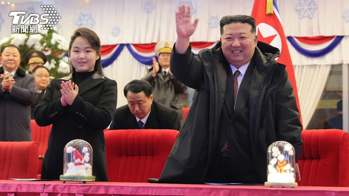 金正恩攜愛女跨年 現場播《親切的父親》北韓人高喊萬歲