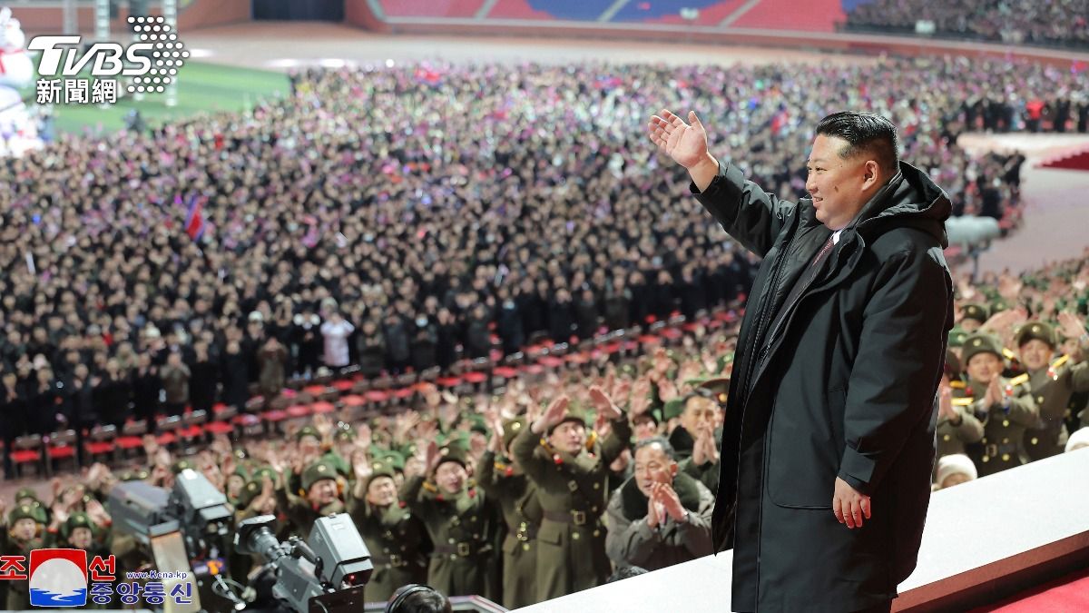 金正恩向全場觀眾致意。(圖/達志影像美聯社)