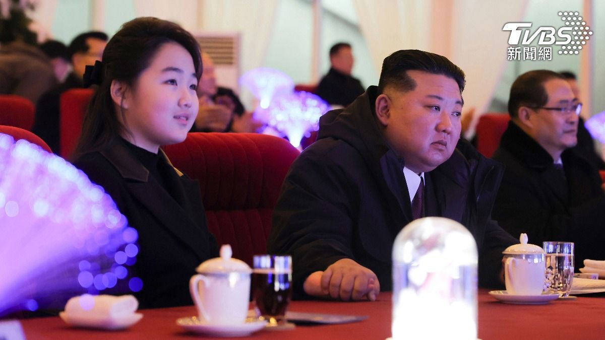 金正恩欣賞跨年演出時,緊握愛女金主愛的手。(圖/達志影像美聯社)