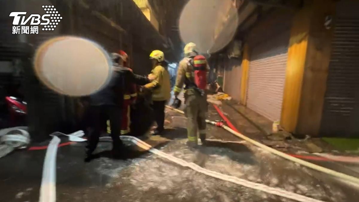 基隆公寓凌晨傳出火警,警消到場搶救。(圖/TVBS)