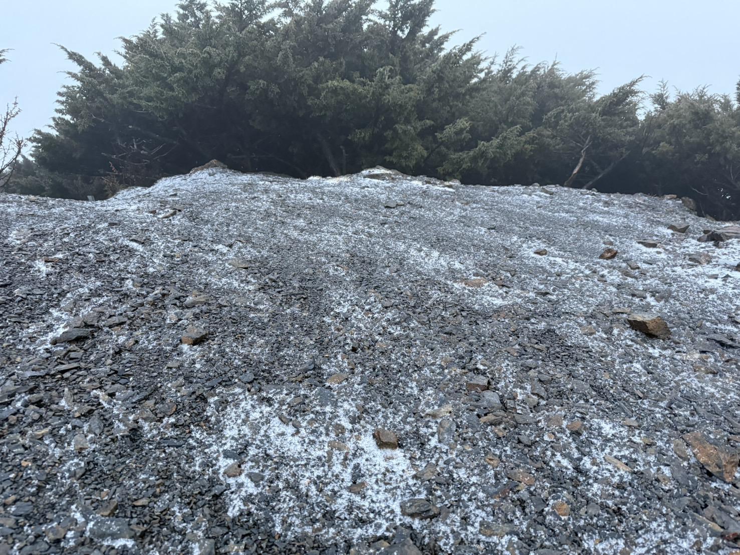 路面也結冰。(圖/中央氣象署)