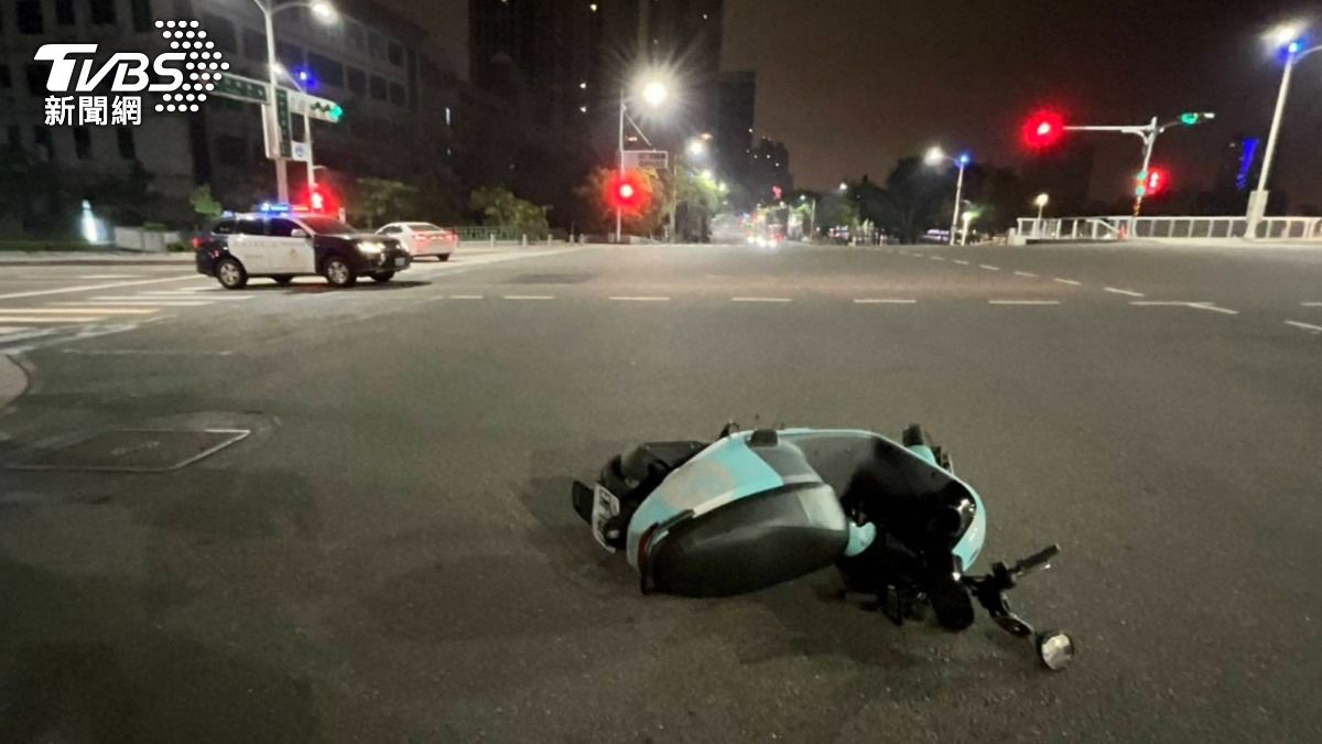 高雄超衰騎士遇「未禮讓轎車」急煞慘摔 下秒又被休旅車輾過