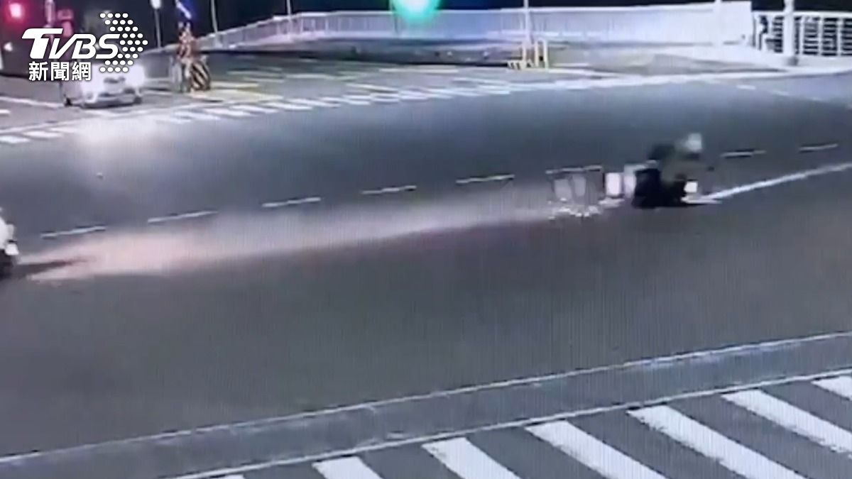 對向小轎車未禮讓直行車直接左轉,害騎士摔車倒地。(圖/TVBS)