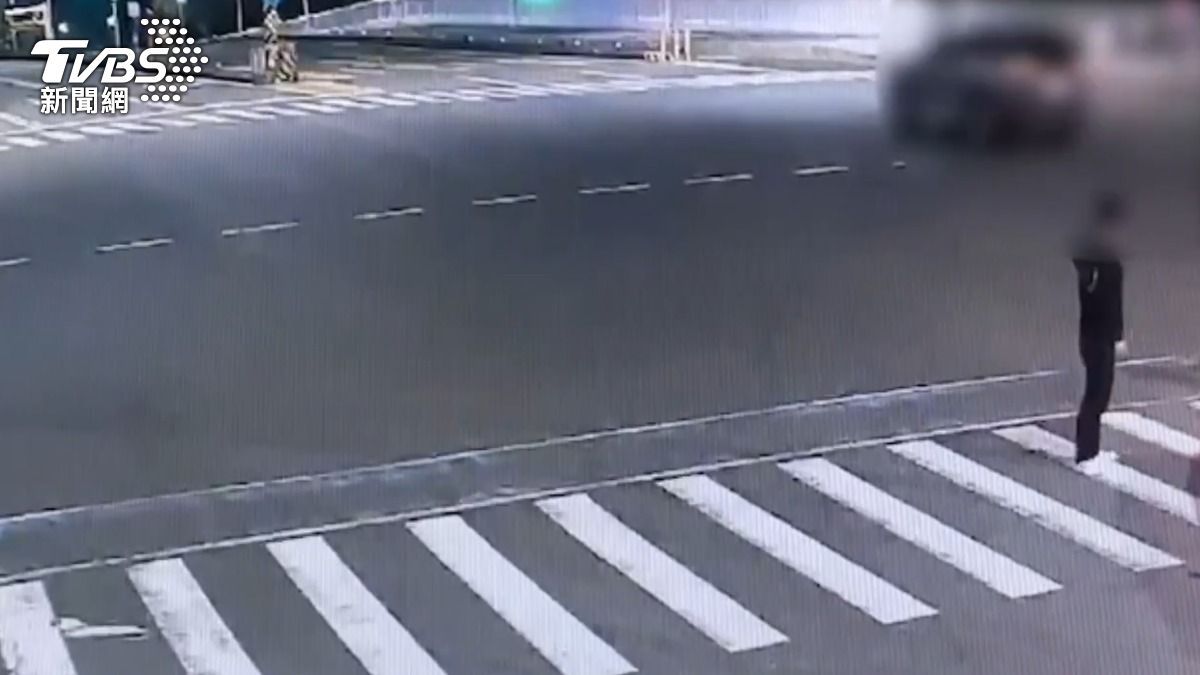 騎士摔車倒地後,楊姓駕駛下車察看,沒想到下一秒騎士又遭經過的休旅車輾過。(圖/TVBS)