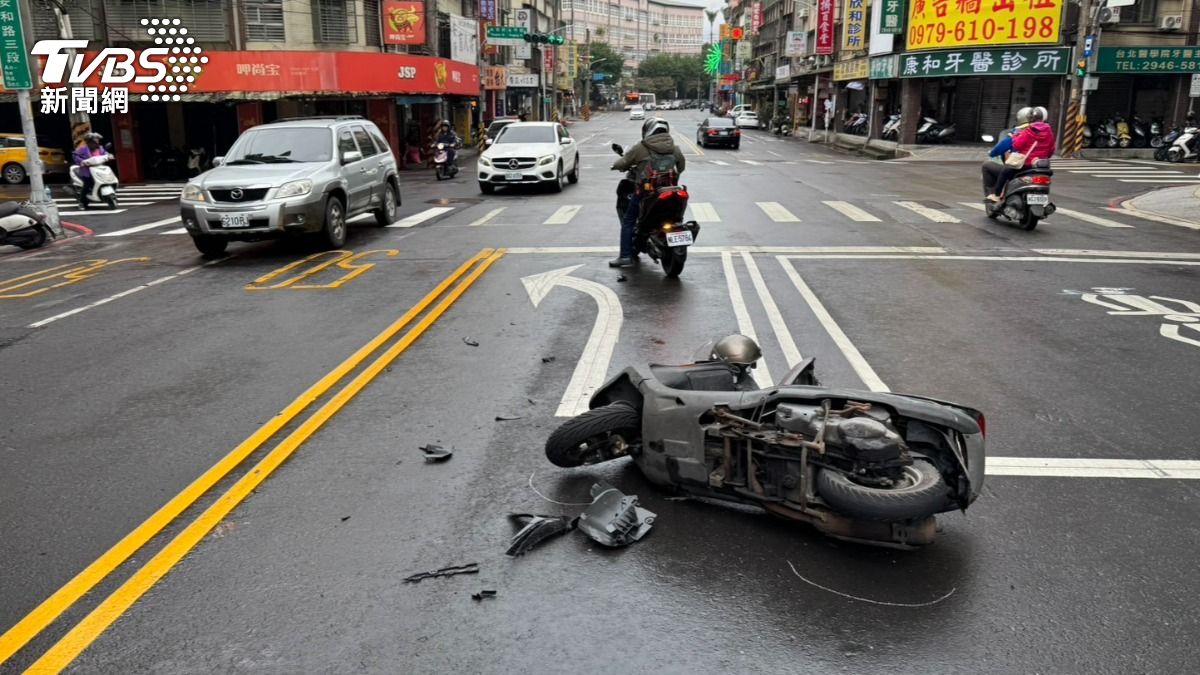 機車騎士待轉時遭對向小轎車撞倒，對方竟還肇事逃逸。（圖／TVBS）