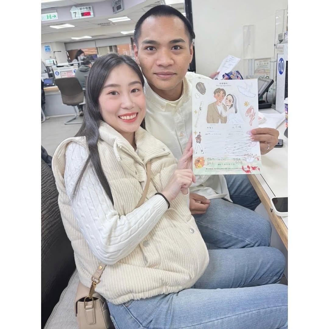 邱智呈與女友登記結婚。(圖/翻攝自IG @djaekun_1126)