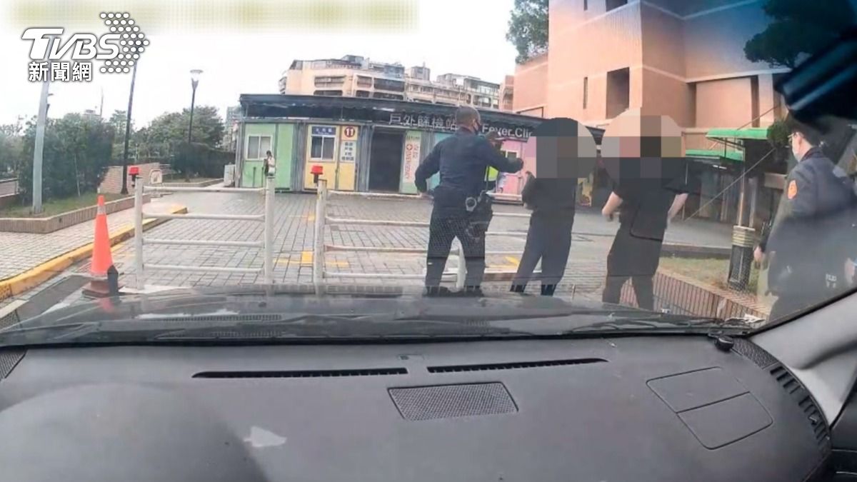 夫妻抱著嬰兒到派出所求助，在警車接送之下火速趕抵醫院就醫。（圖／TVBS）