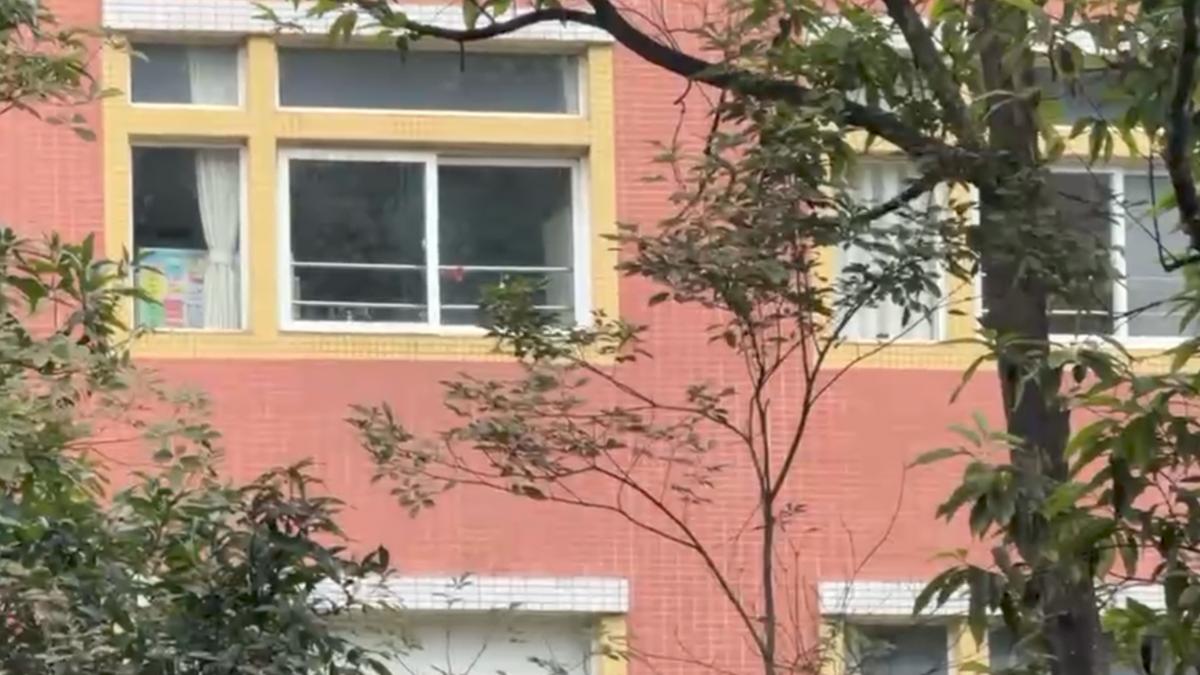 廣州日本人學校在「南京大屠殺87週年」當天停課，學校門窗緊閉，校門口還放置拒馬。圖/蔡儀潔
