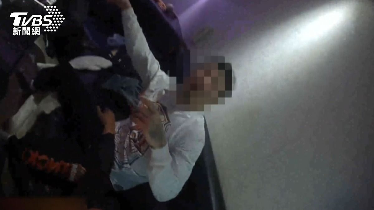 警方到場,雙方仍在激烈毆打。(圖/TVBS)