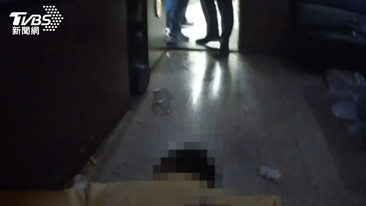 江男被警方壓制在地。(圖/TVBS)