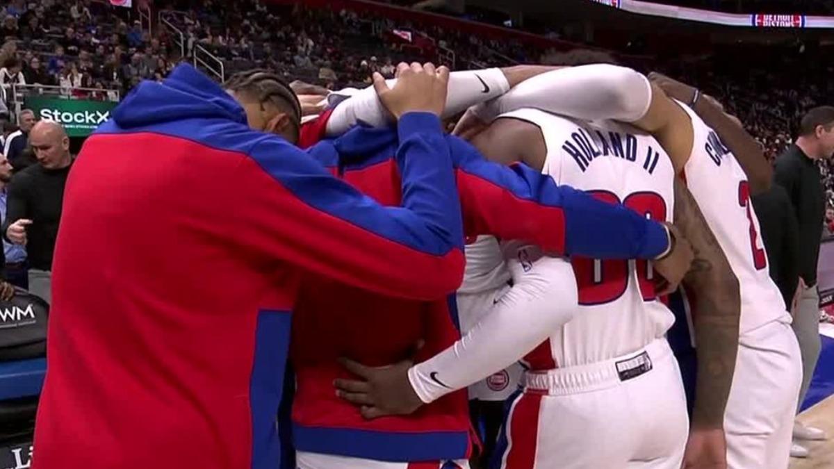 活塞全隊圍圈、互相打氣。（圖／翻攝自X@ESPNNBA）