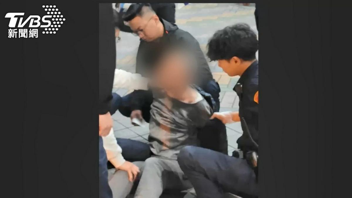 男子被警方壓制。(圖/TVBS資料畫面)