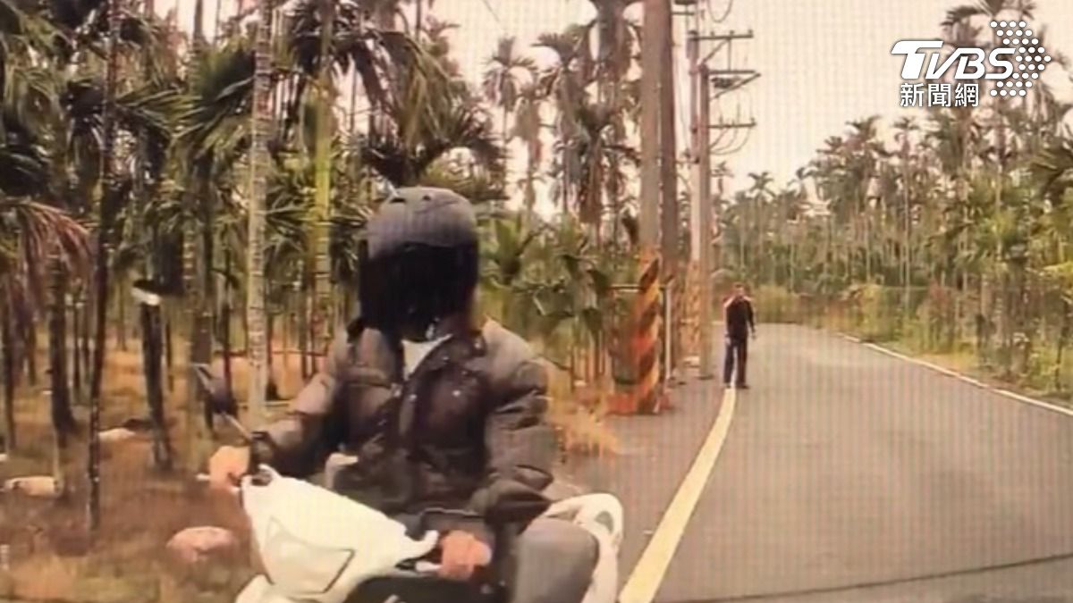 林姓通緝犯因毒駕心虛,試圖衝撞警車卻仍被壓制送辦。(圖/TVBS)