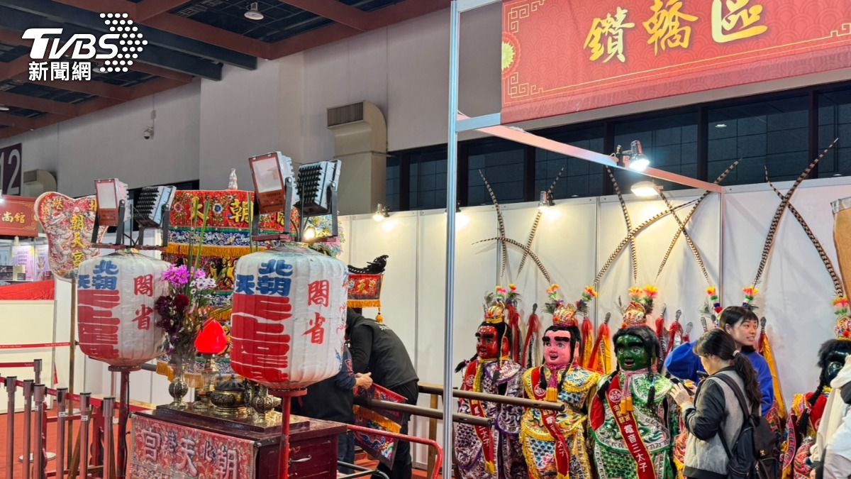 年貨大展內有北港朝天宮媽祖北上駐駕,民眾可到現場鑽轎祈福。(圖/謝佩穎攝)