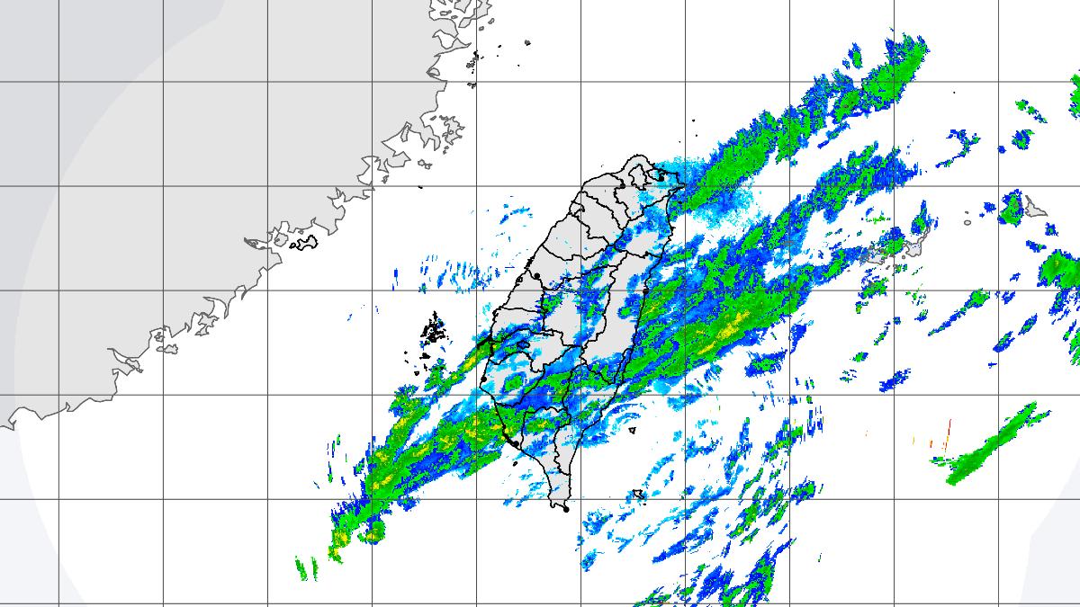 天氣/下班注意!晚間東北季風漸強 雲雨帶東移這2區易短暫雨