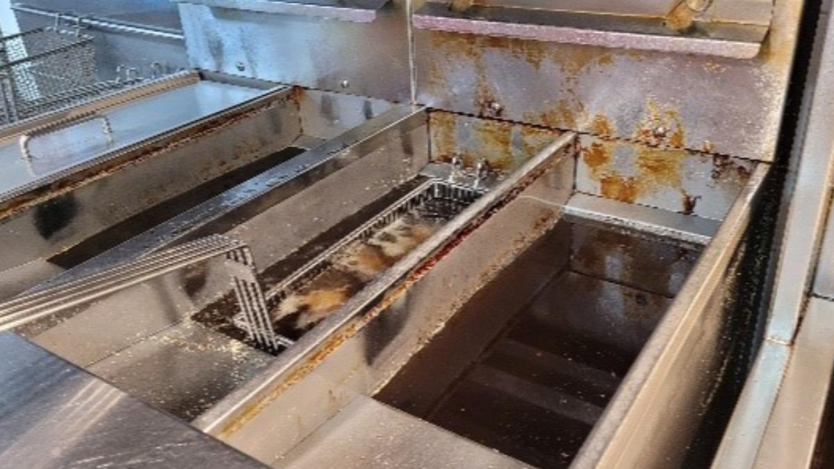 衛生局查有油炸設備不潔缺失事項。(圖/衛生局提供)