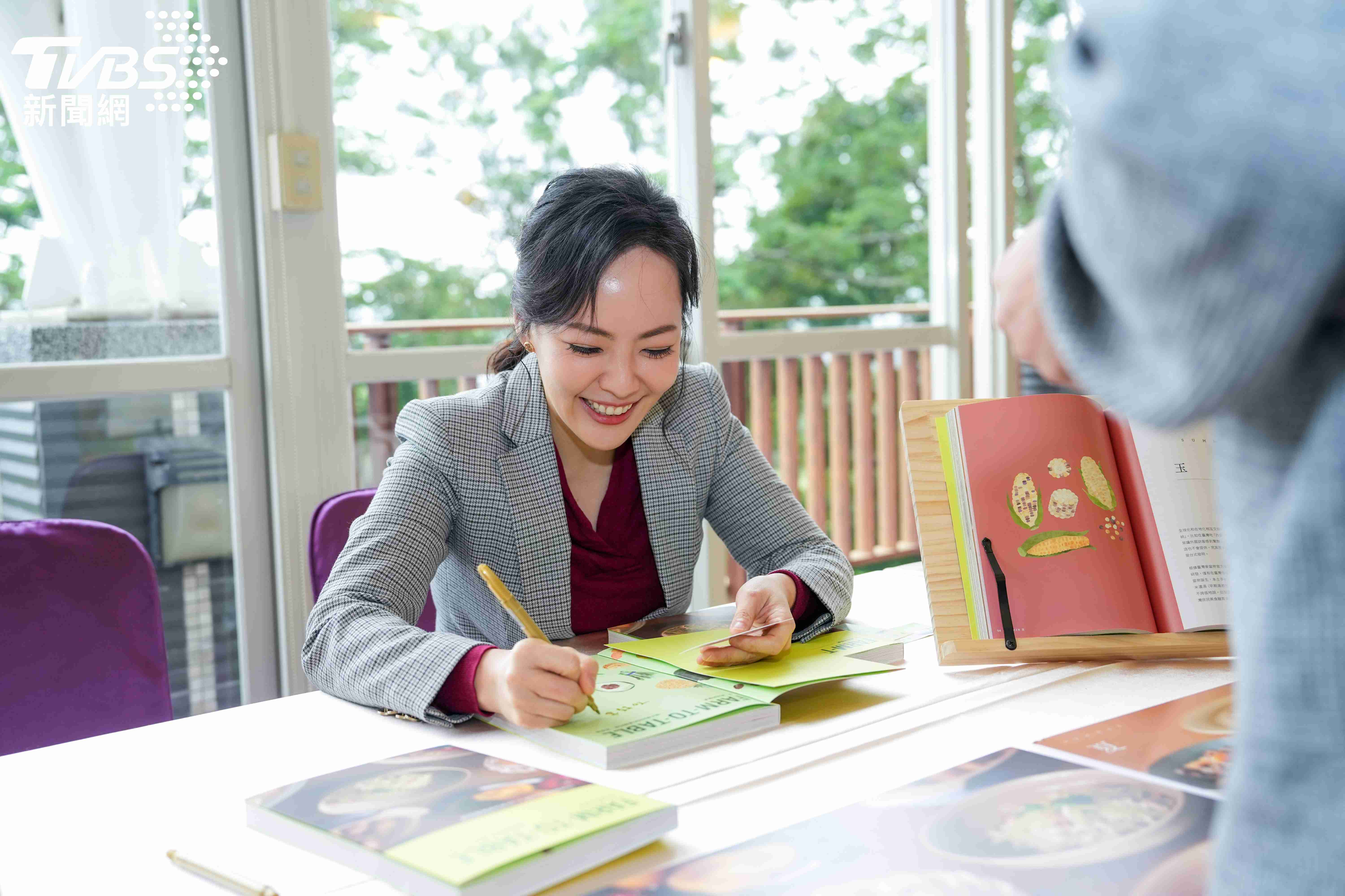 「料理女王」陸巧因回嘉推蔬果專書　展現嘉鄉飲食文化