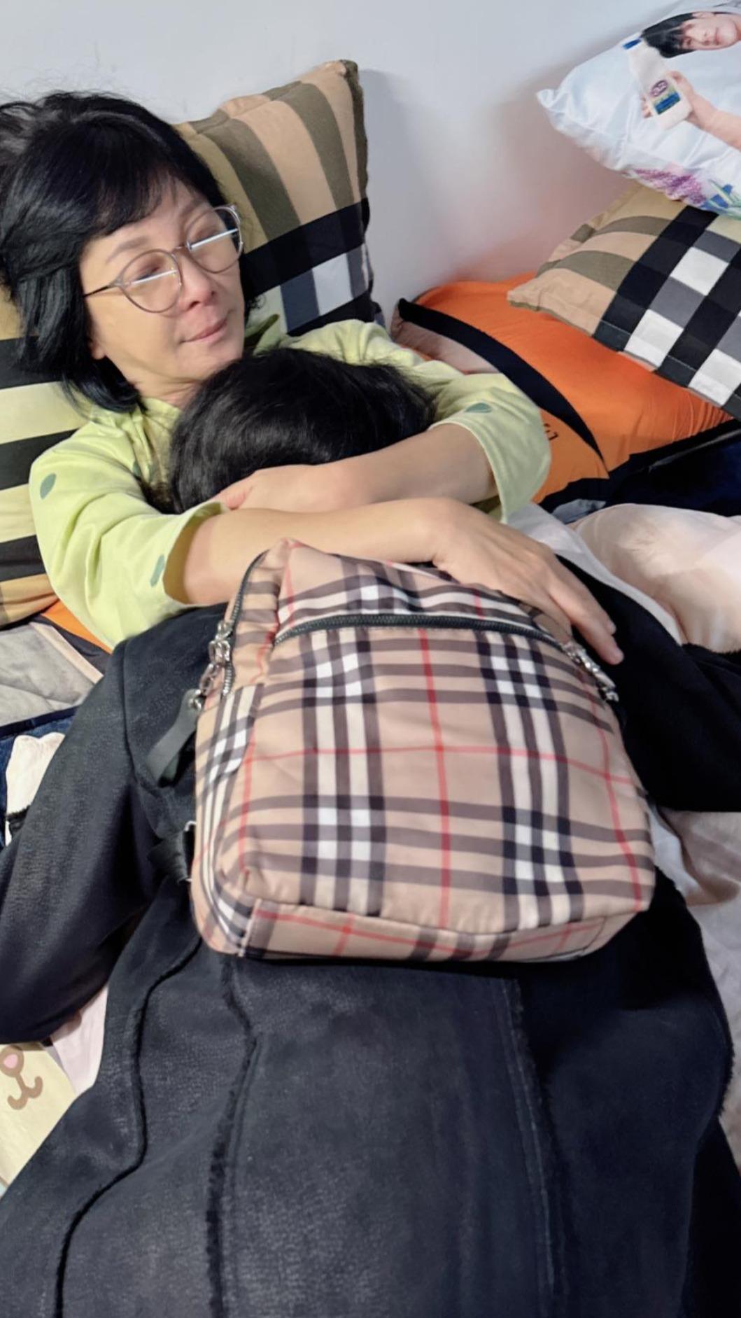 女兒臨行前投入母親吳淡如的懷抱。(圖/翻攝自吳淡如臉書)