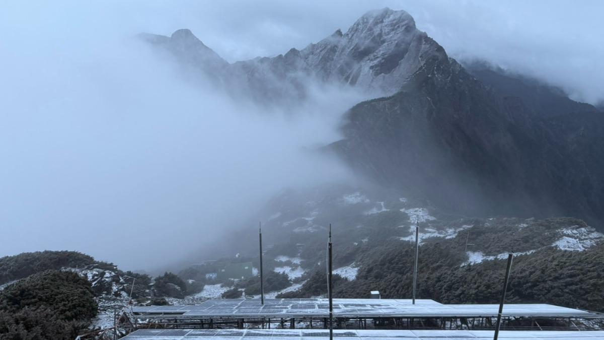 下雪了!玉山再變夢幻銀白仙境 積雪厚度0.5公分