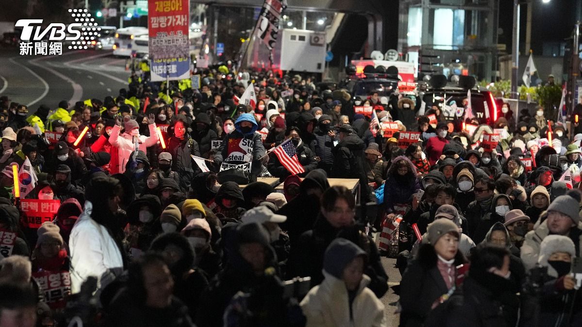 支持者們聚集總統官邸外聲援尹錫悅。(圖/達志影像美聯社)
